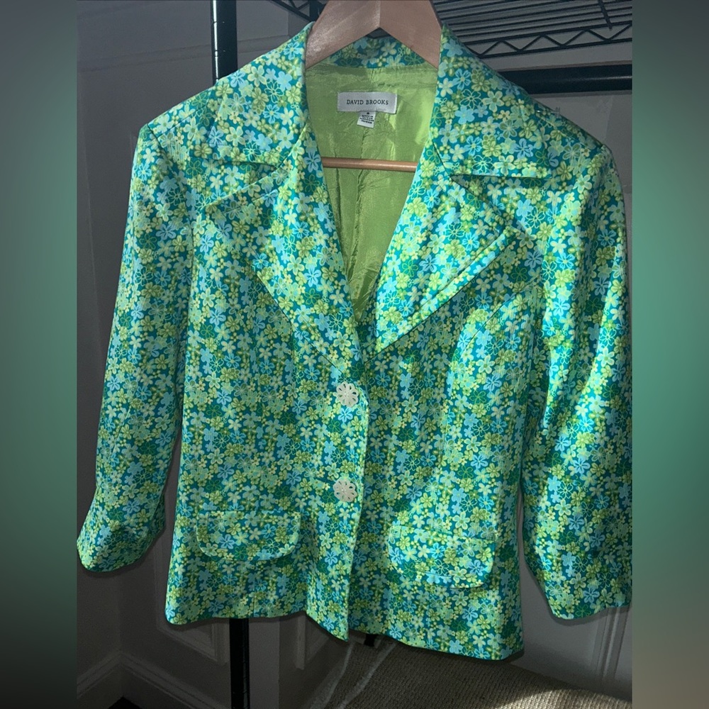 David Brooks floral skirt suits. Size 8. Super cute outfit Daisy button details.